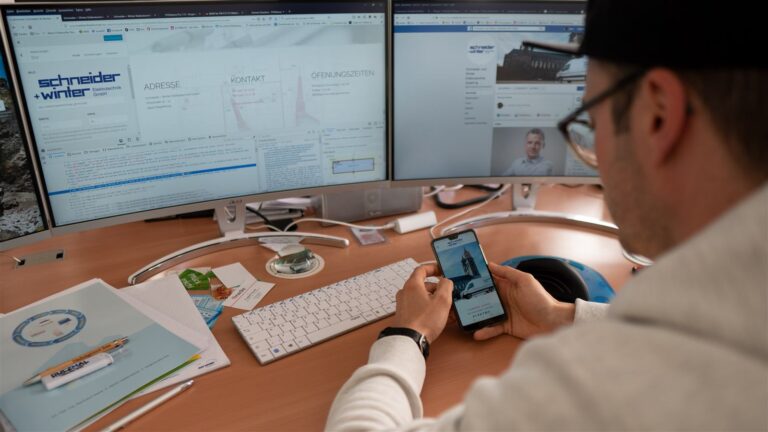 Webentwickler arbeitet an zwei Bildschirmen im WordPress-Backend einer Kundenwebsite